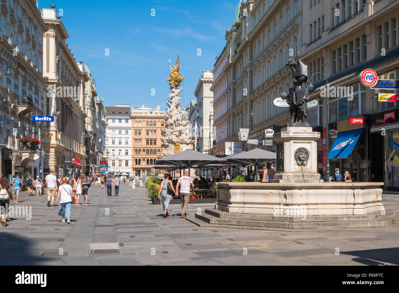 Wien, Österreich - Straßenszene und die Pestsaule in Graben, einer Einkaufsstraße im Zentrum von Wien, Österreich, Europa Stockfoto Wien, Österreich - Straßenszene und die Pestsaule in Graben, einer Einkaufsstraße im Zentrum von Wien, Österreich, Europa Stockfoto