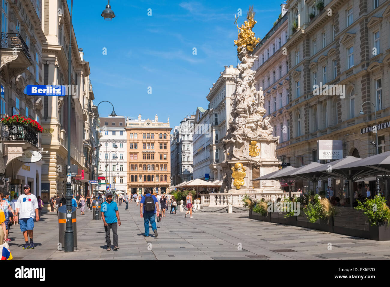 Wien, Österreich - Straßenszene und die Pestsaule in Graben, einer Einkaufsstraße im Stadtzentrum Europas Stockfoto