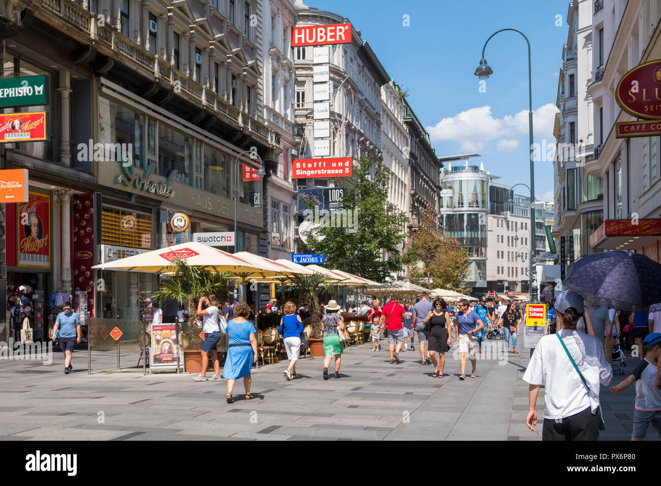 Street Scene in der Kärntner Straße, einer Einkaufsstraße im Zentrum von Wien, Österreich, Europa Stockfoto