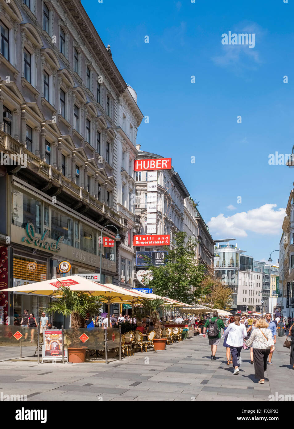 Street Scene in der Kärntner Straße, einer Einkaufsstraße im Zentrum von Wien, Österreich, Europa Stockfoto