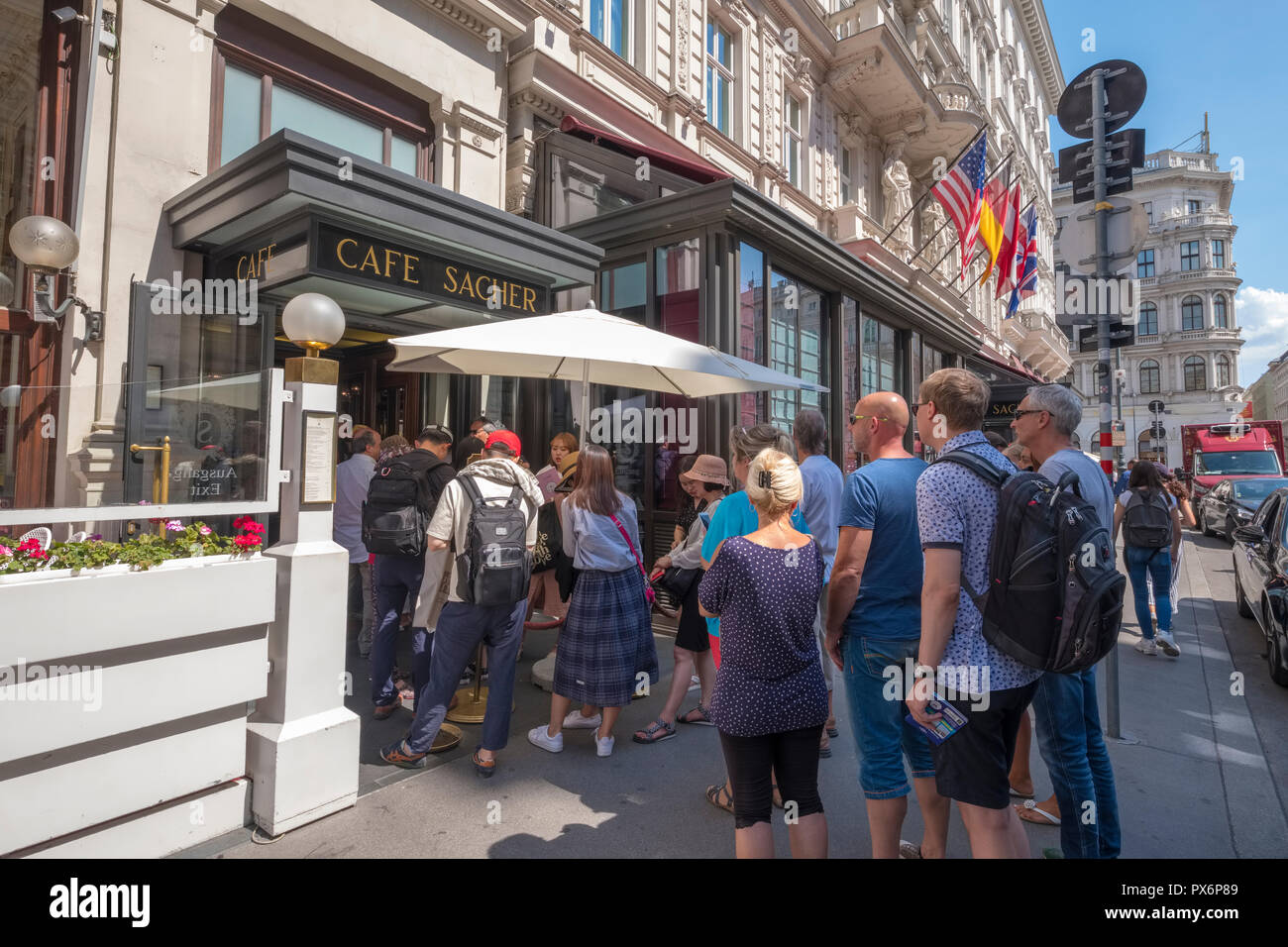 Touristen Warteschlange am Eingang des berühmten Café Sacher in Wien, Österreich, Europa Stockfoto