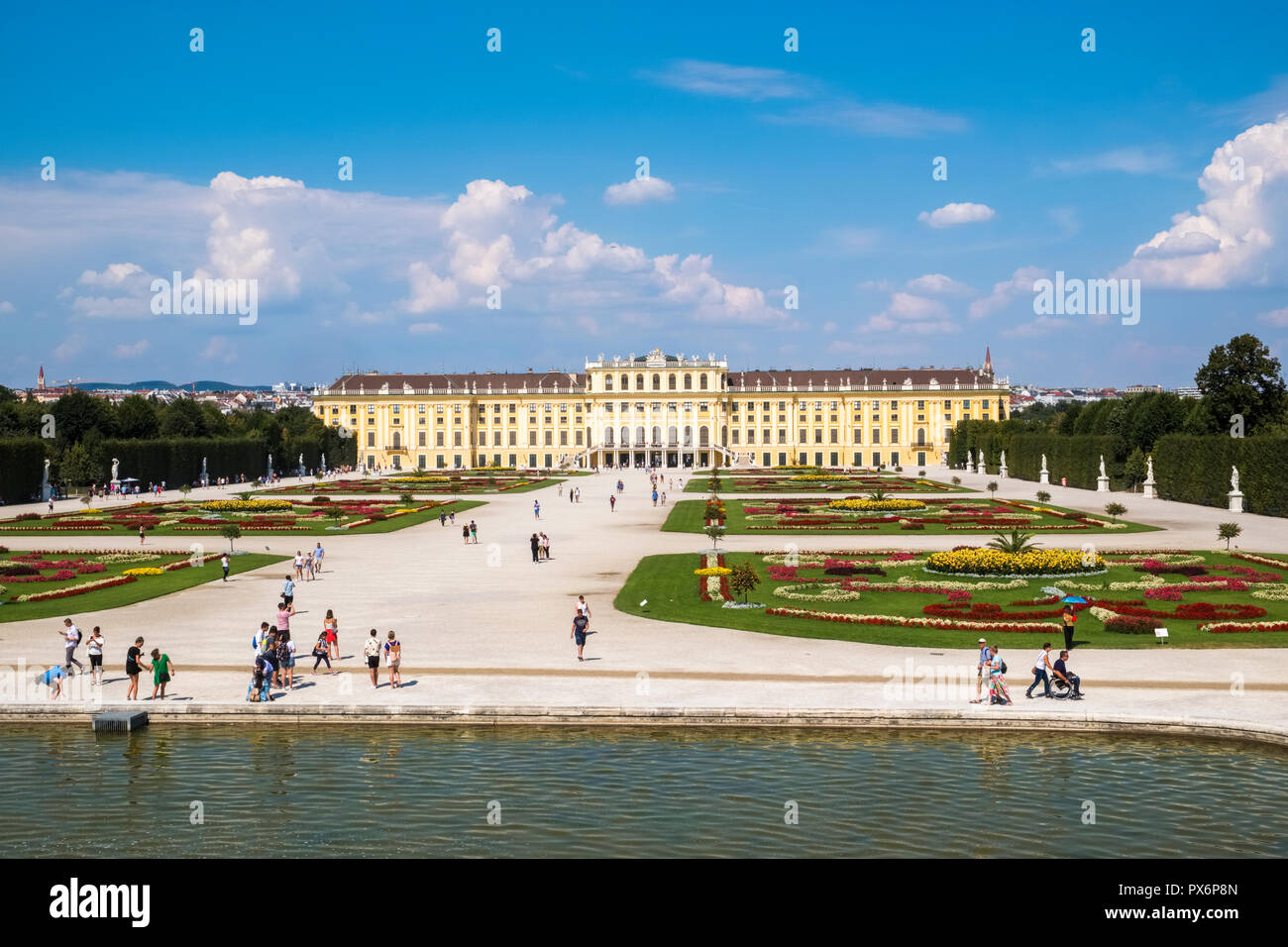 Wien, Österreich - Schloss Schönbrunn und Gartenanlagen mit Touristen im Sommer Stockfoto Wien, Österreich - Schloss Schönbrunn und Gartenanlagen mit Touristen im Sommer Stockfoto