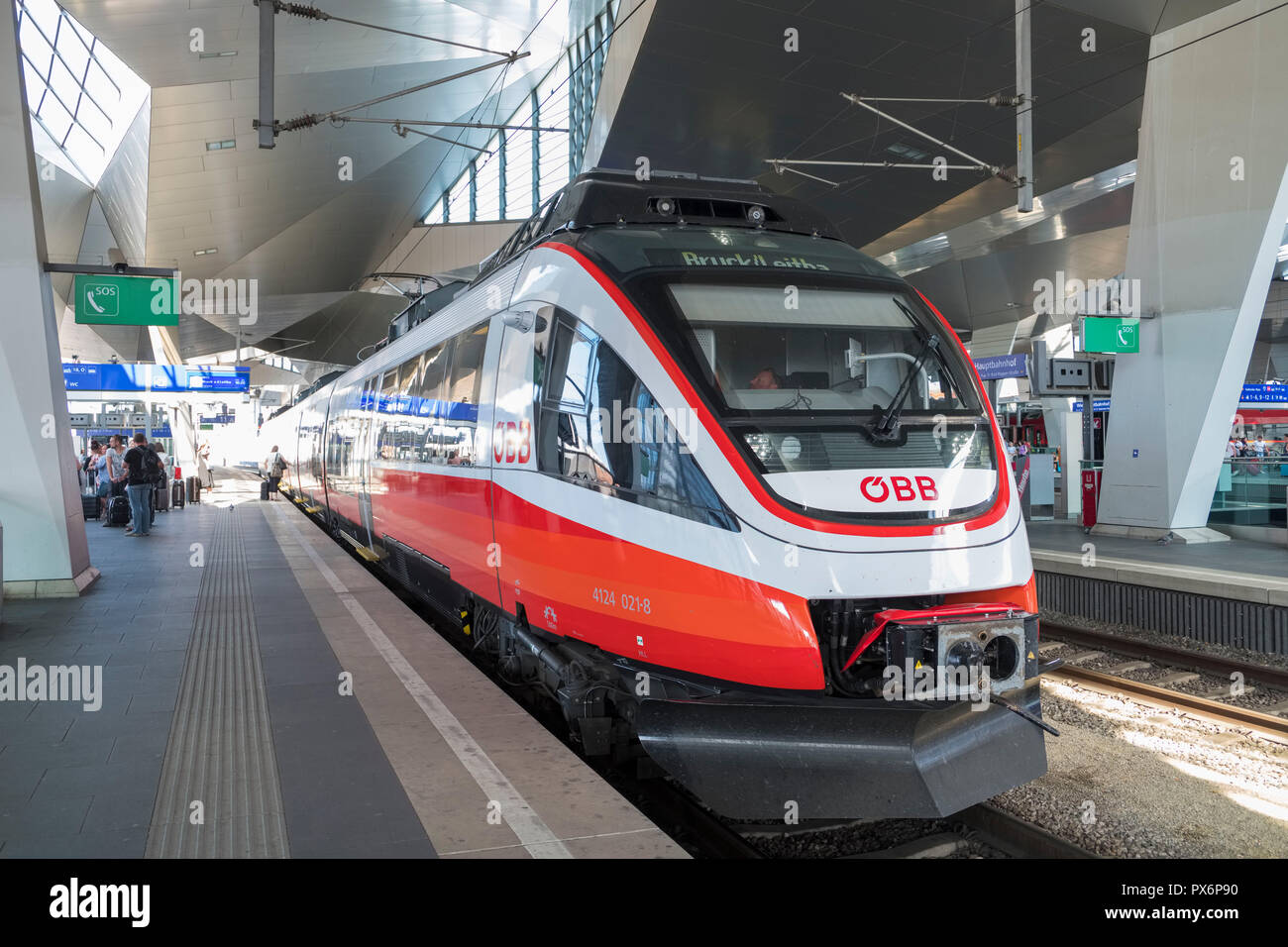 Ein öbb Zug in den neuen Hauptbahnhof, Wien, Österreich, Europa Stockfoto