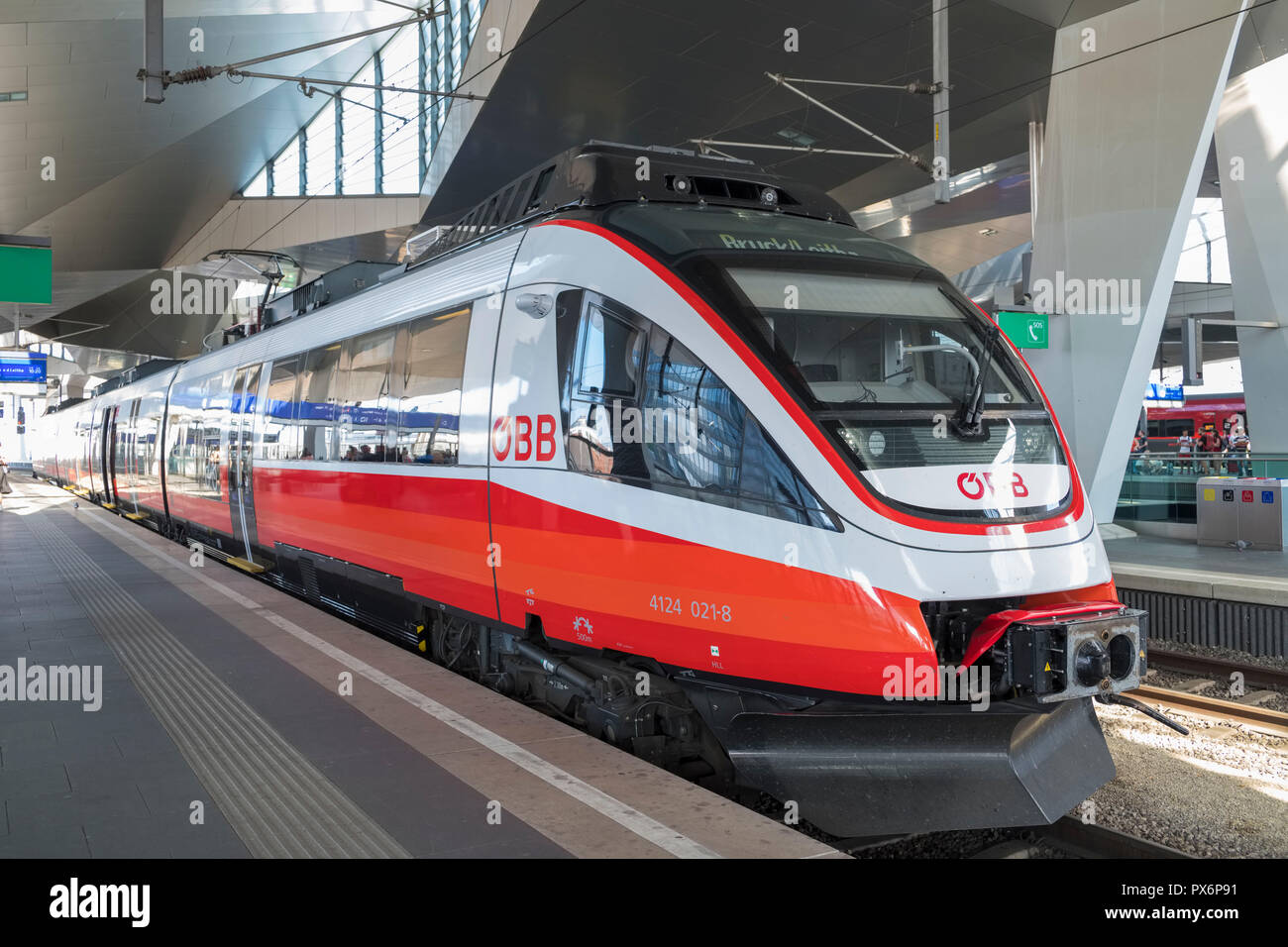Ein öbb Zug in den neuen Hauptbahnhof, Wien, Österreich, Europa Stockfoto