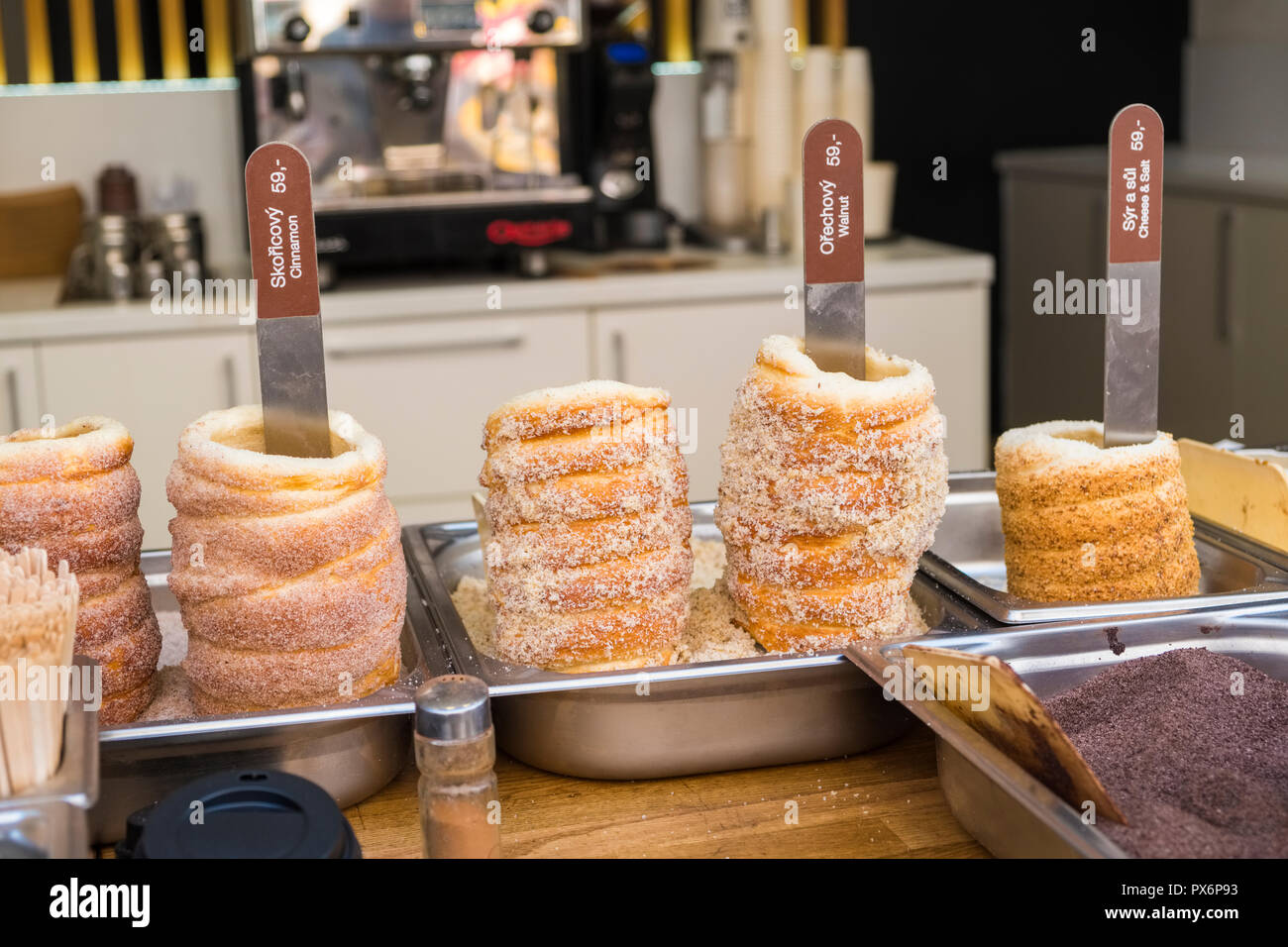 Trdelnik (tschechische Donuts) im Verkauf in Brünn, Tschechische Republik, Europa Stockfoto