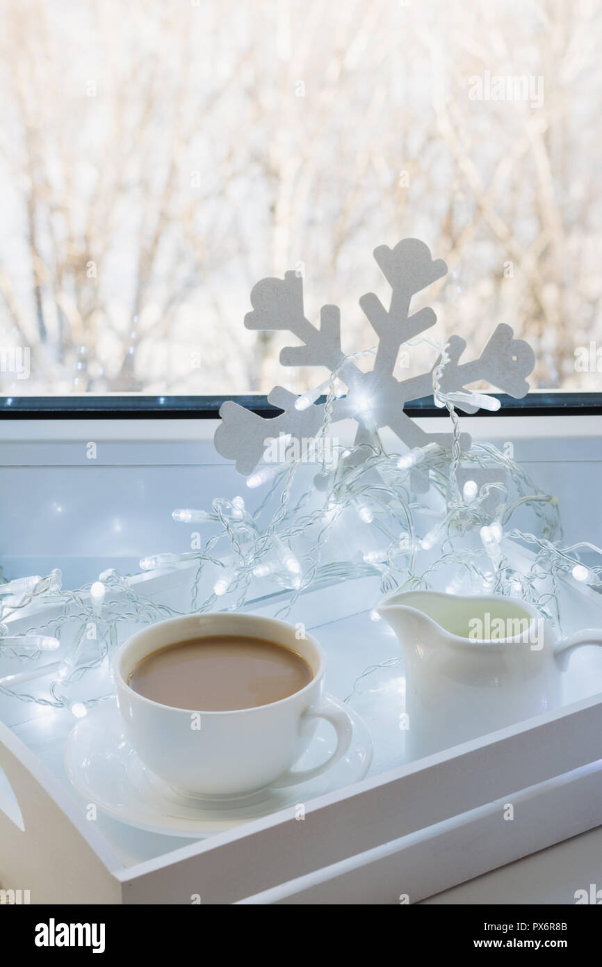 Tasse schwarzen Kaffee auf Winter Fensterbank. Weihnachten Urlaub  Stockfotografie - Alamy