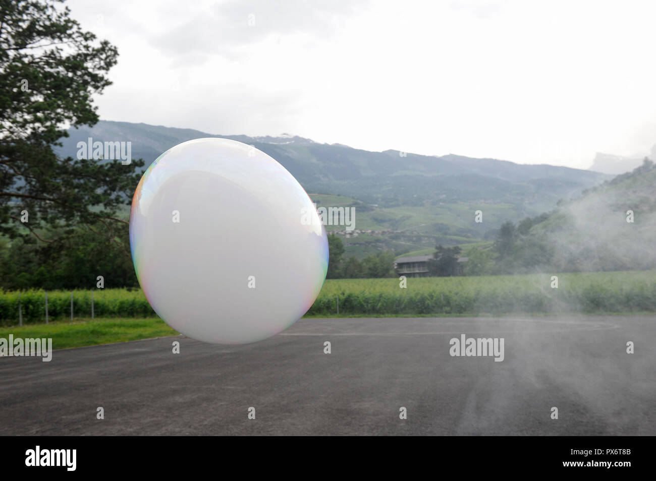 Schweiz, Wallis, künstliche Weiß Luftblasen aus bubble Maschine Stockfoto