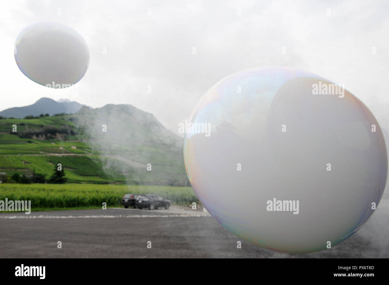 Schweiz, Wallis, künstliche Weiß Luftblasen aus bubble Maschine Stockfoto