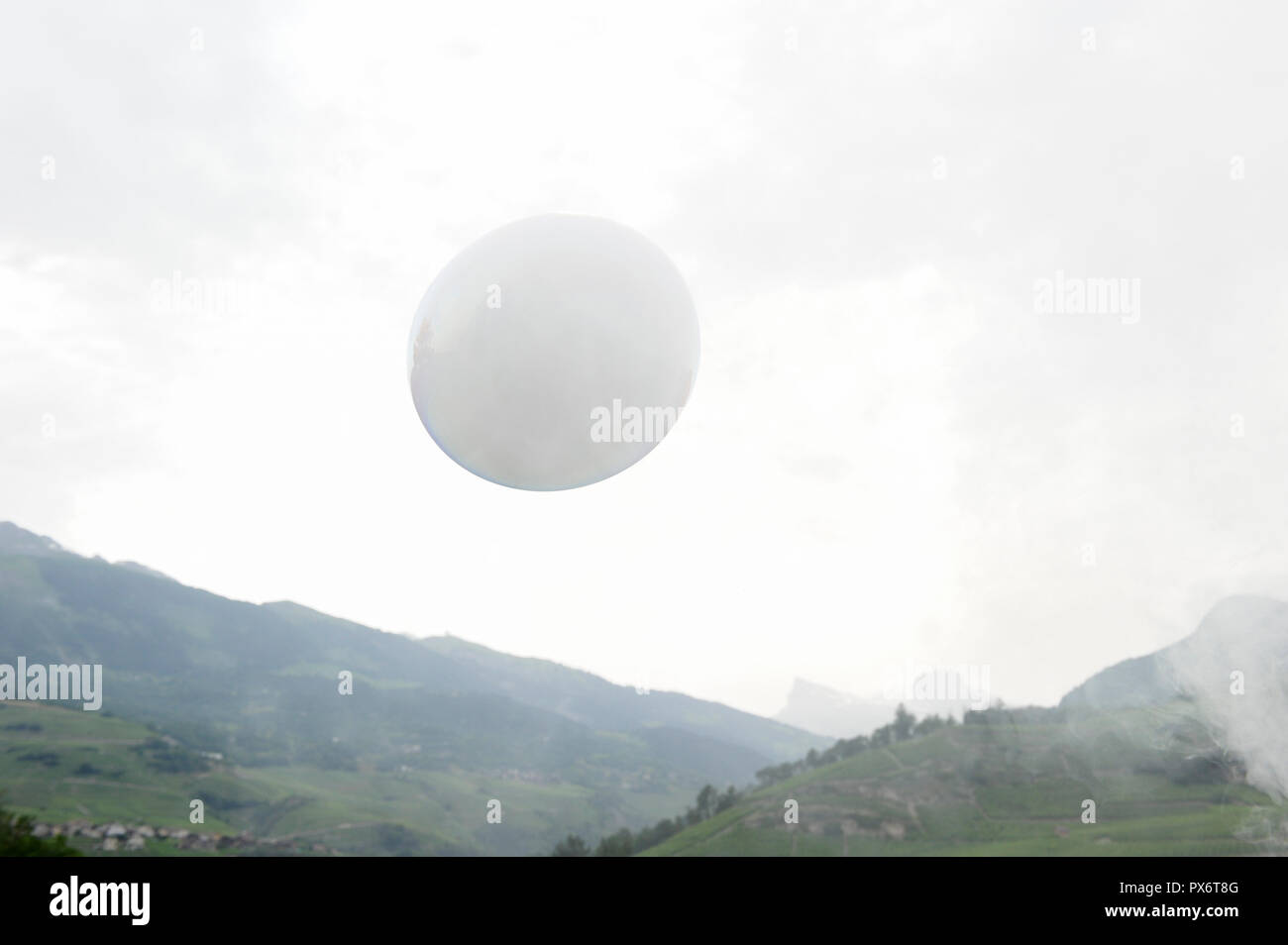 Schweiz, Wallis, künstliche Weiß Luftblasen aus bubble Maschine Stockfoto