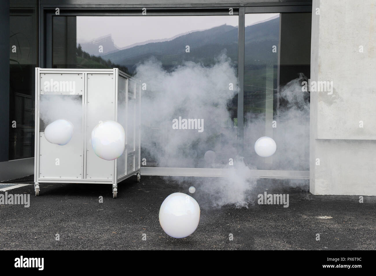 Schweiz, Wallis, künstliche Weiß Luftblasen aus bubble Maschine Stockfoto