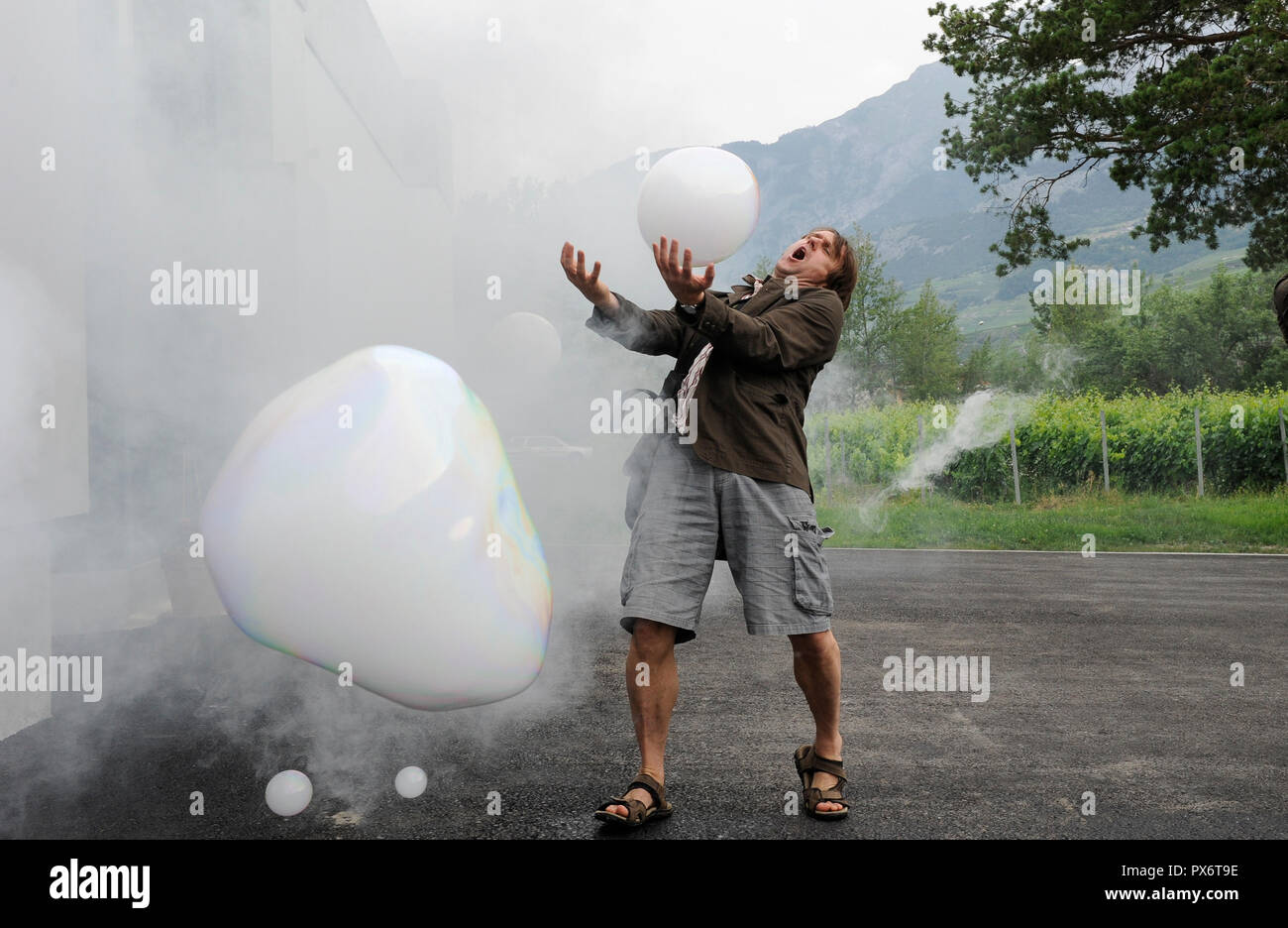 Schweiz, Wallis, künstliche Weiß Luftblasen aus bubble Maschine Stockfoto