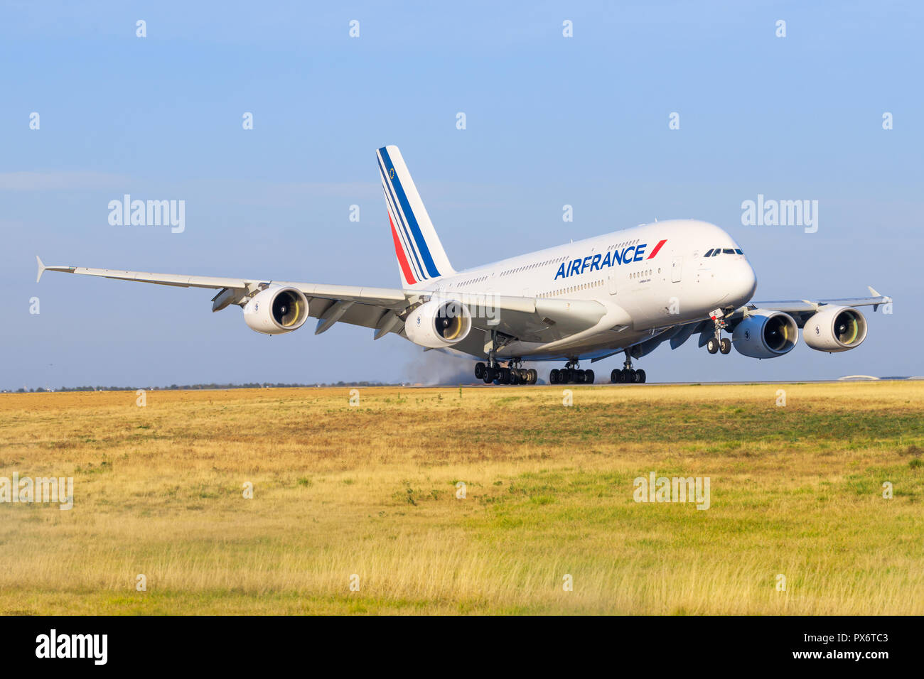 Paris/Frankreich 9. Oktober 2018: Airbus A380 von Air France Landung am Flughafen Paris. Stockfoto
