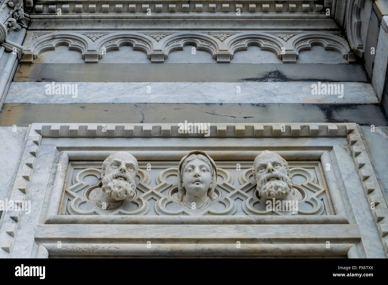 Skulpturen der Köpfe schmücken die Fassade des Heiligtums Unserer Lieben Frau von Montallegro Stockfoto