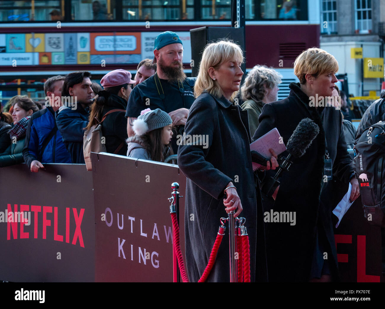 Journalisten warten Stars bei Netflix Outlaw König Schottischen premiere Vue Omni, Edinburgh, Schottland, Großbritannien Stockfoto