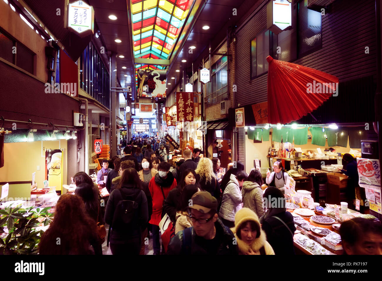 Kyoto Nishiki Markt Einkaufsviertel, die berühmten historischen Lebensmittelmarkt besetzt mit Menschen und viele Anbieter die Geschäfte in der Innenstadt von Kyoto, Japan, 2017. Stockfoto