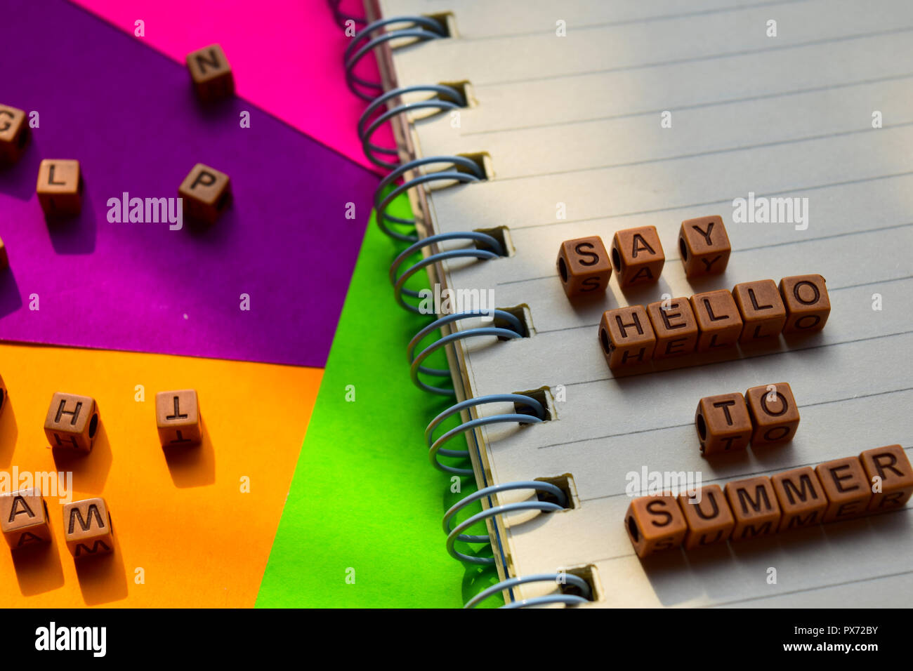 Sagen Sie hallo zu Sommer Nachricht auf Holzblöcken geschrieben. Urlaub und Reisen Konzepte. Kreuz verarbeitetes Bild Stockfoto
