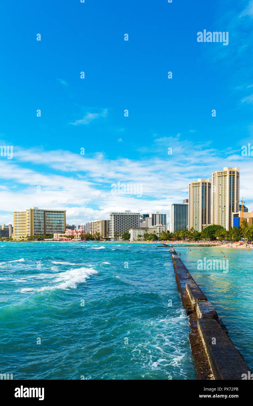 Blick auf den Strand der Stadt in Honolulu, Hawaii. Kopieren Sie Platz für Text. Vertikale Stockfoto