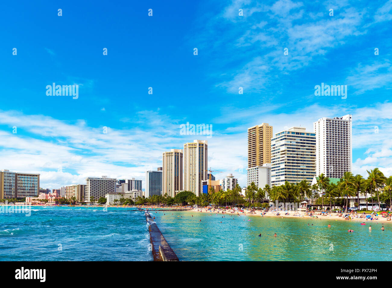HONOLULU, Hawaii - Februar 16, 2018: Blick auf den Strand der Stadt. Kopieren Sie Platz für Text Stockfoto