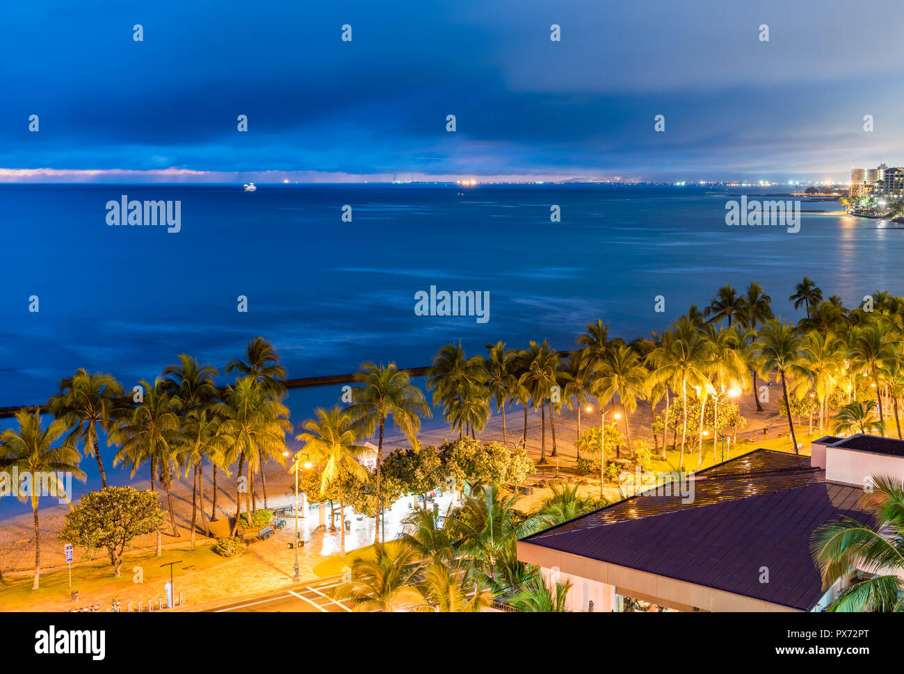 Blick auf die Stadt Strand bei Sonnenuntergang in Honolulu, Hawaii. Kopieren Sie Platz für Text Stockfoto