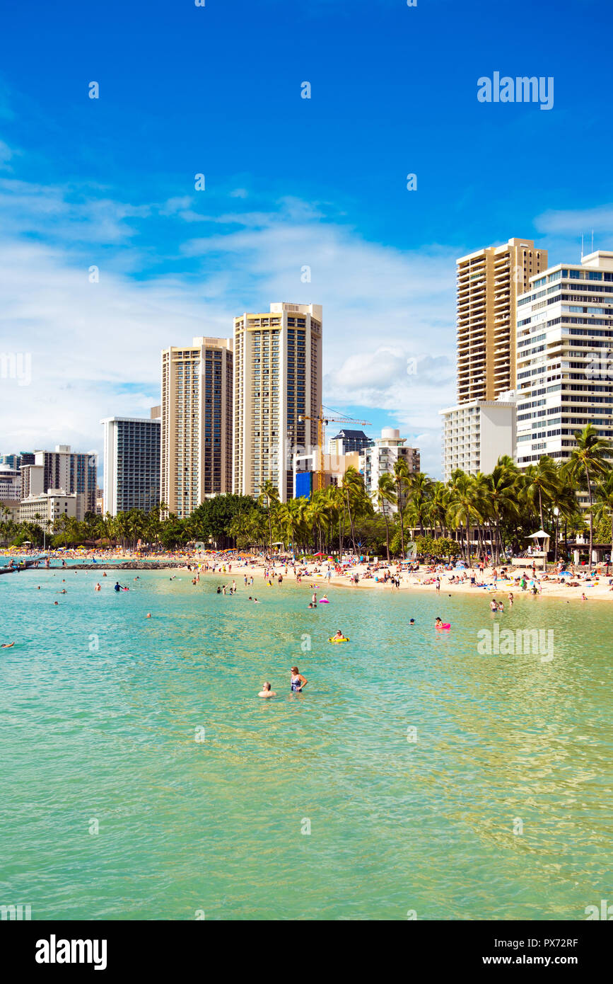 HONOLULU, Hawaii - Februar 16, 2018: Blick auf den sandigen Strand der Stadt. Kopieren Sie Platz für Text. Vertikale Stockfoto