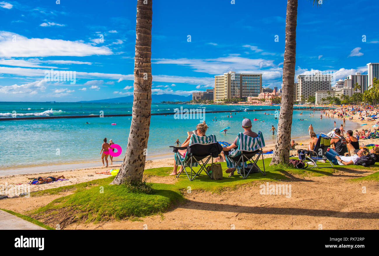 HONOLULU, Hawaii - Februar 16, 2018: Blick auf den sandigen Strand der Stadt Stockfoto