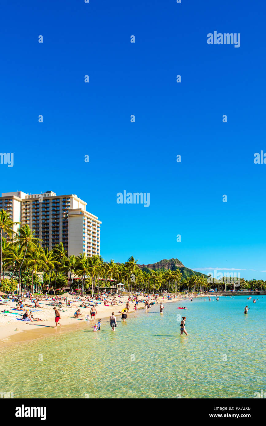 HONOLULU, Hawaii - Februar 16, 2018: Blick auf den sandigen Strand der Stadt. Kopieren Sie Platz für Text. Vertikale Stockfoto