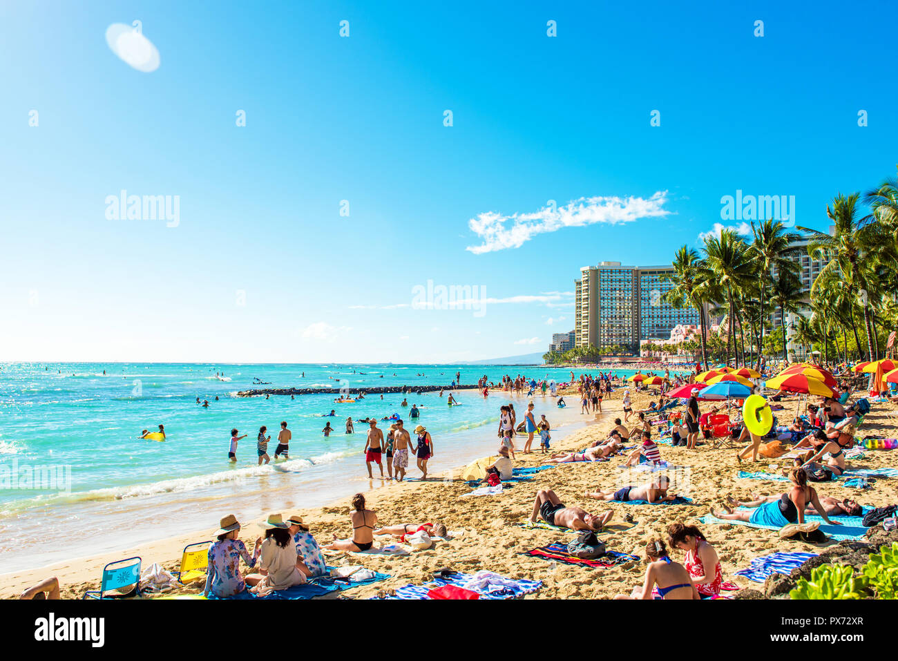 HONOLULU, Hawaii - Februar 16, 2018: Blick auf den sandigen Strand der Stadt. Kopieren Sie Platz für Text Stockfoto