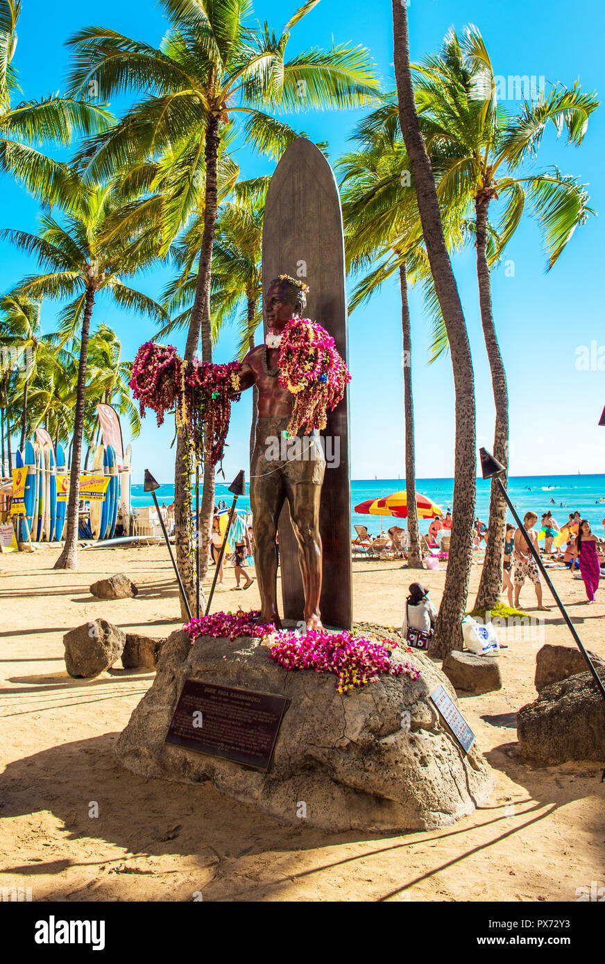 HONOLULU, Hawaii - Februar 16, 2018: Blick auf die Skulptur auf den Strand der Stadt. Kopieren Sie Platz für Text. Vertikale Stockfoto