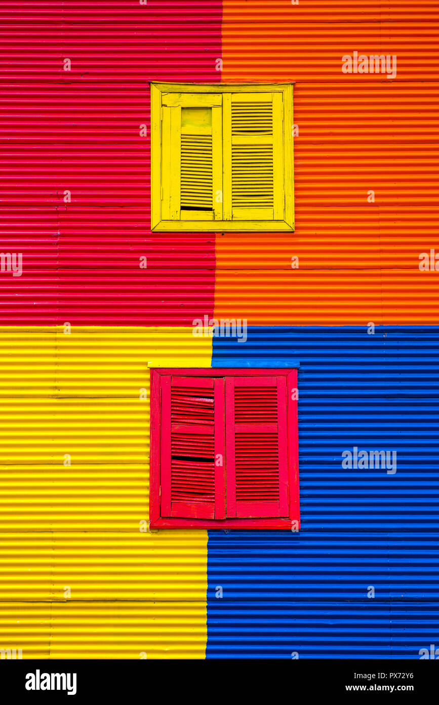 Blick auf die farbenfrohe Fassade des Gebäudes, Buenos Aires, Argentinien. Vertikale Stockfoto