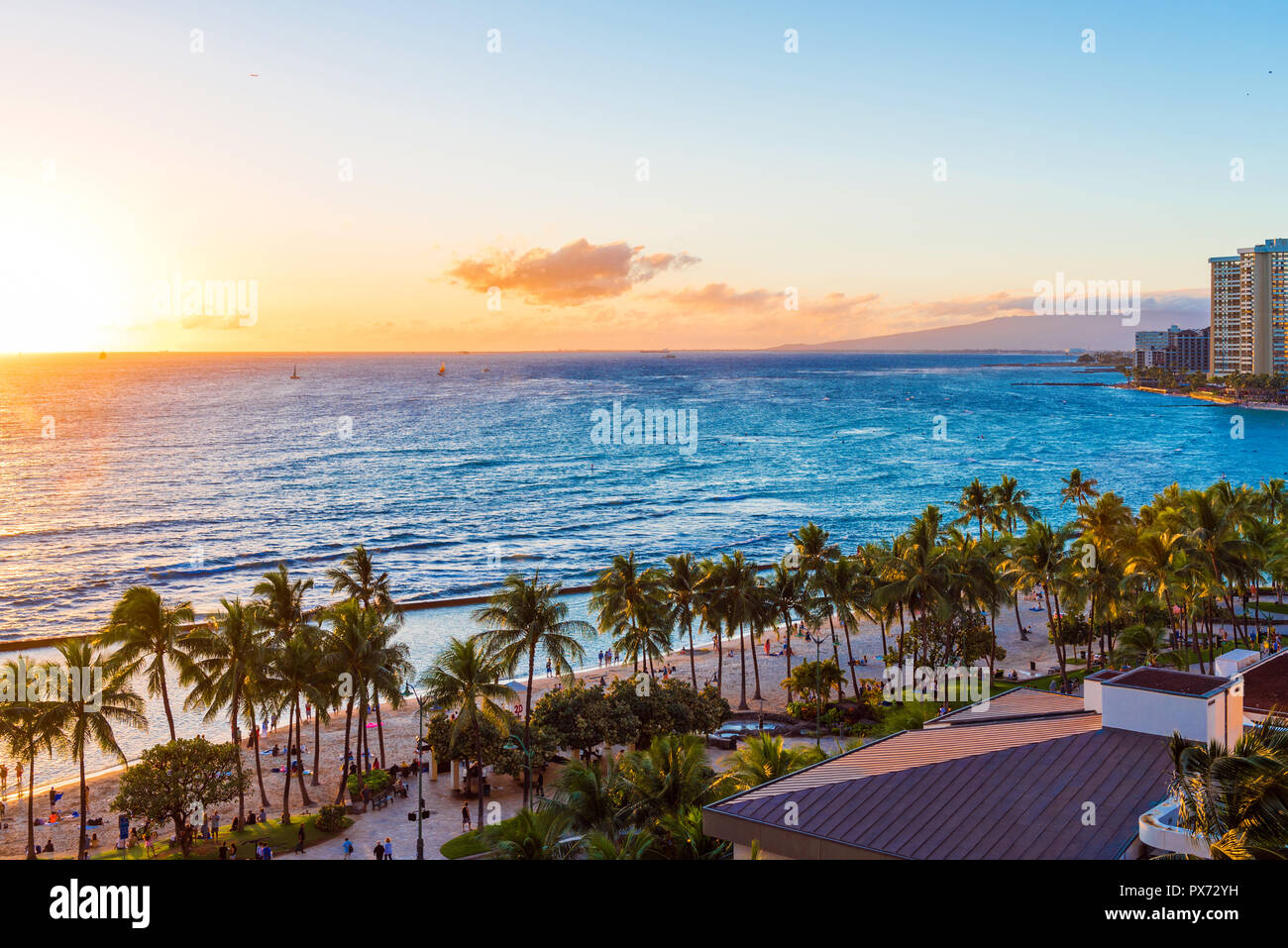 Blick auf den Strand bei Sonnenuntergang, Honolulu, Hawaii. Kopieren Sie Platz für Text Stockfoto