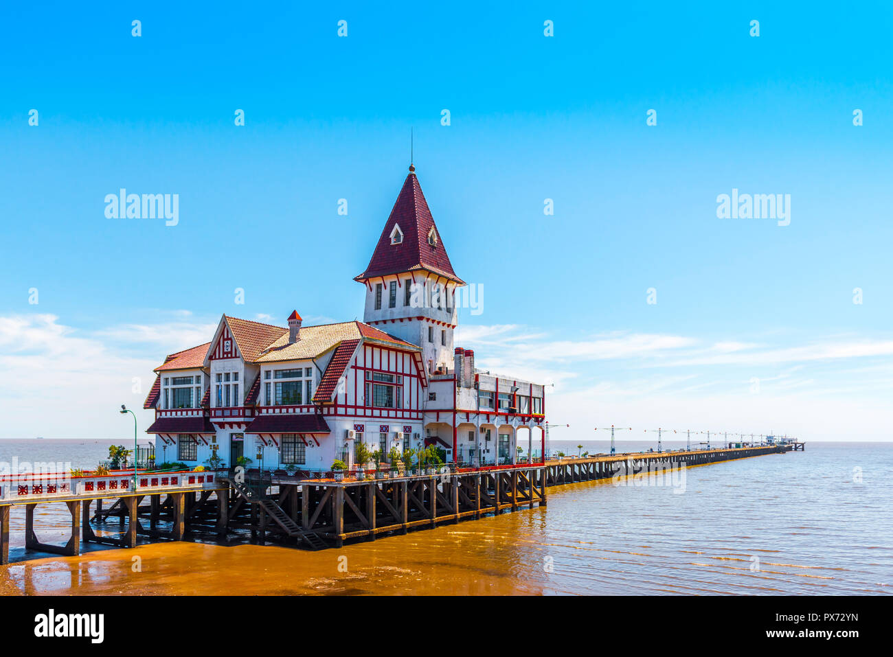 Gebäude und Pier an der Küste des Atlantischen Ozeans, Buenos Aires, Argentinien. Kopieren Sie Platz für Text Stockfoto