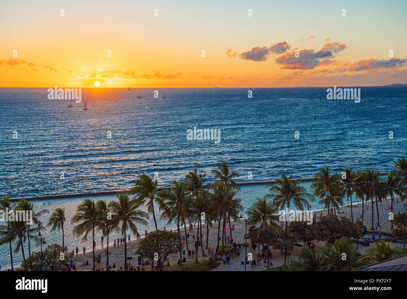 Blick auf den Strand bei Sonnenuntergang, Honolulu, Hawaii. Kopieren Sie Platz für Text Stockfoto