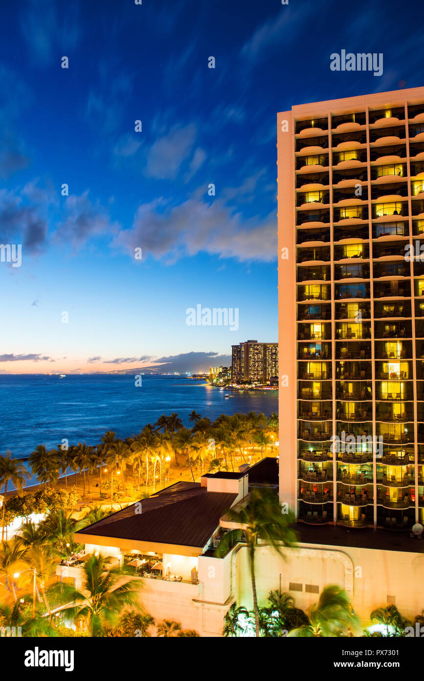 Blick auf die Fassade des Gebäudes in Honolulu, Hawaii. Kopieren Sie Platz für Text. Vertikale Stockfoto