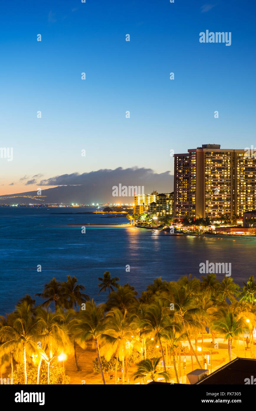 Blick auf die Fassade des Gebäudes in Honolulu, Hawaii. Kopieren Sie Platz für Text. Vertikale Stockfoto