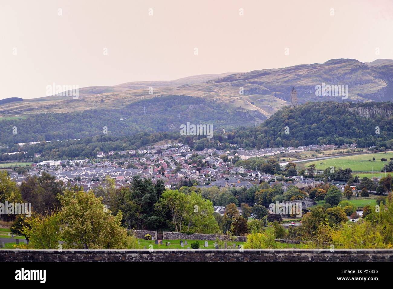 Stirling, Schottland, Vereinigtes Königreich. Malerischer Blick von Stirling Castle auf Castle Hill von Stirling und darüber hinaus zu den Highlands darüber hinaus. Stockfoto