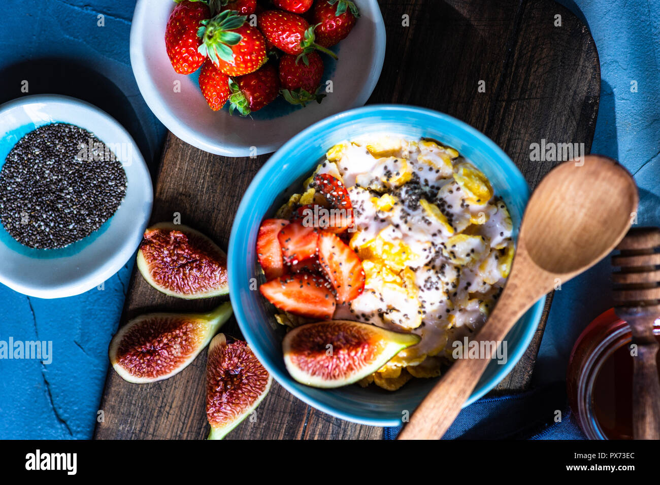 Traditionelle gesundes Frühstück mit frischen organischen Erdbeere und Feigen, Chia Samen, Joghurt und Honig Stockfoto