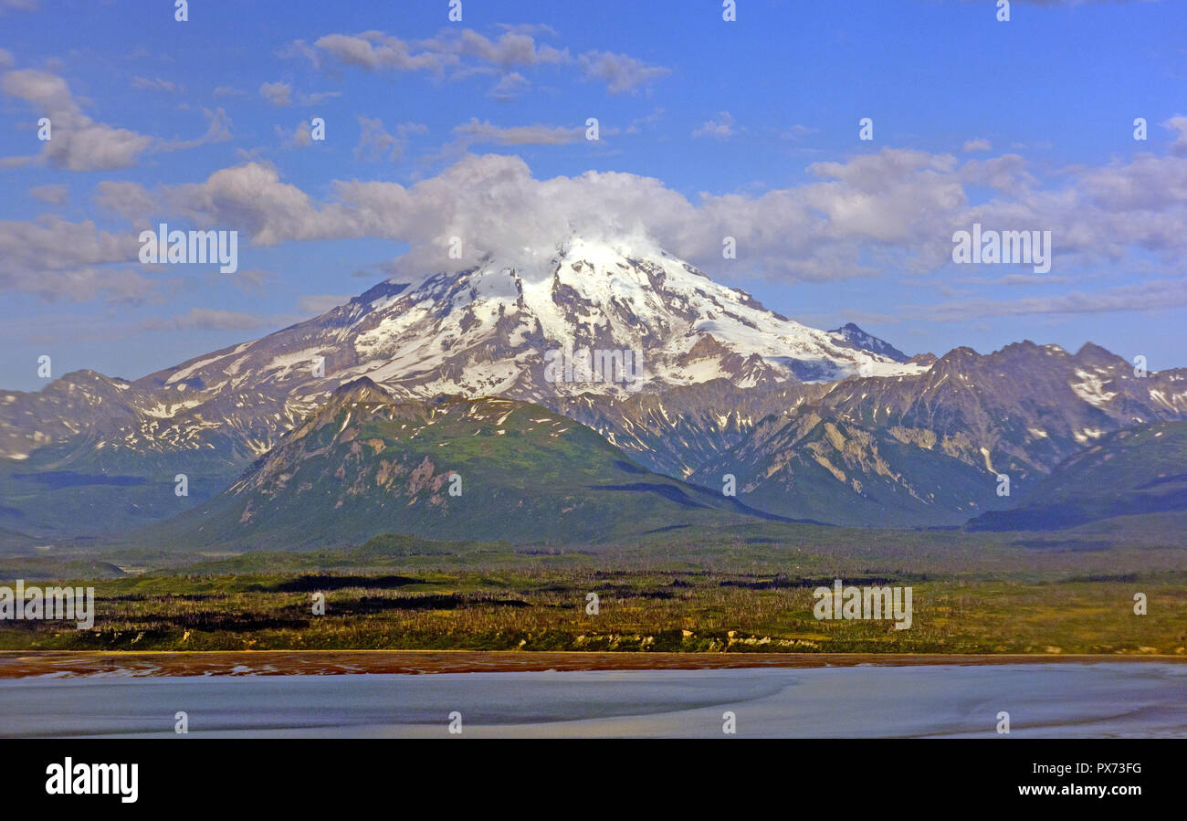 Mt Redoute auf der Alaska Halbinsel an einem sonnigen Tag Stockfoto