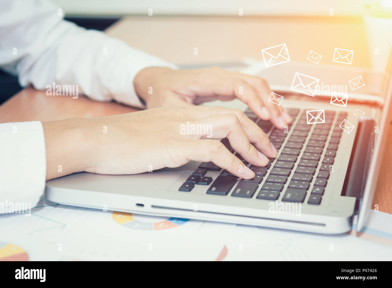 Nahaufnahme der Geschäftsfrau hand Tippen auf Laptop Tastatur mit Symbol e-Mail, e-mail Konzept Stockfoto