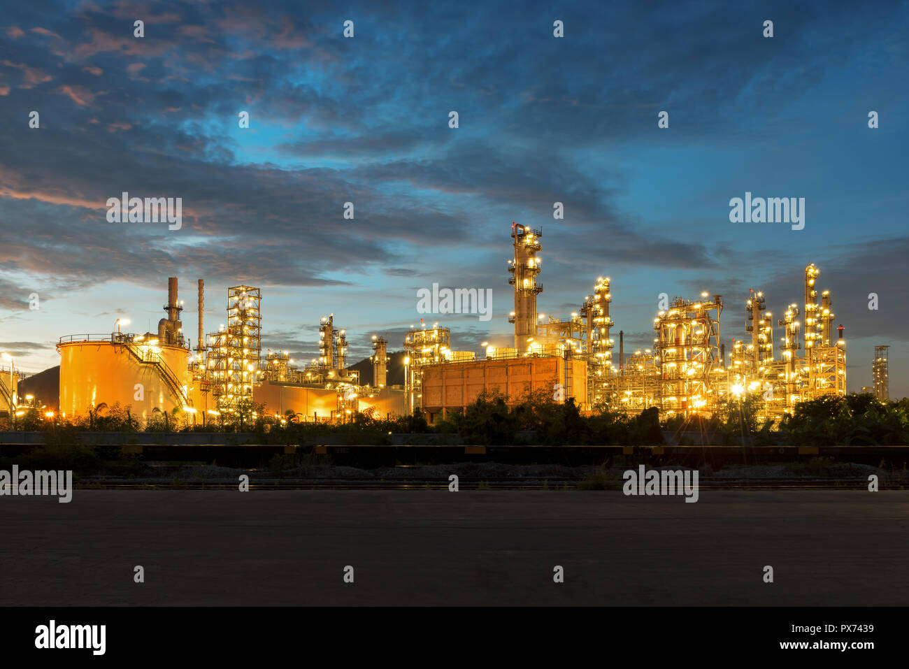Ölraffinerie Fabrik bei Dämmerung, petrochemischen Anlagen, Erdöl, Chemische Industrie Stockfoto