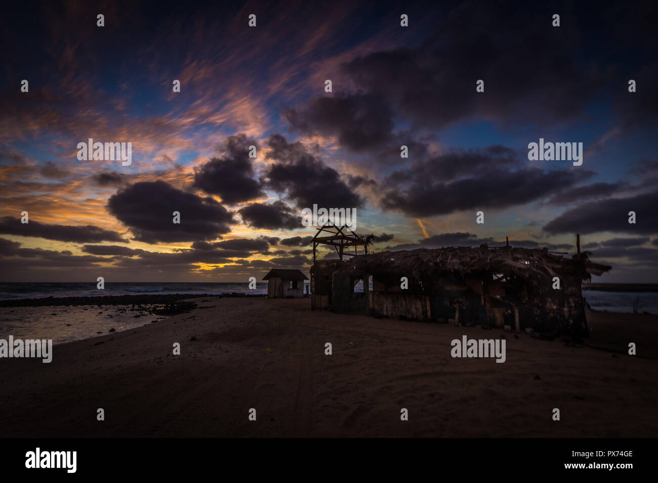 Sonnenaufgang am Praia de Igrejinha, schöne bunte Himmel mit Ruinen der Gebäude auf der afrikanischen Insel Sal in der Nähe von Santa Maria, Cabo Verde Stockfoto