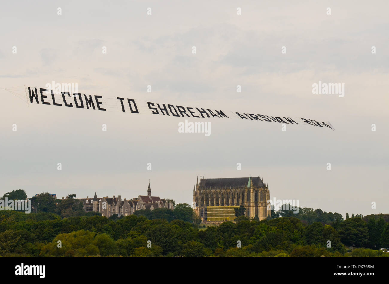 Willkommen bei der Shoreham Airshow, die vor dem Start der Shoreham Airshow mit Lancing College Beyond ein Banner gezogen hat Stockfoto