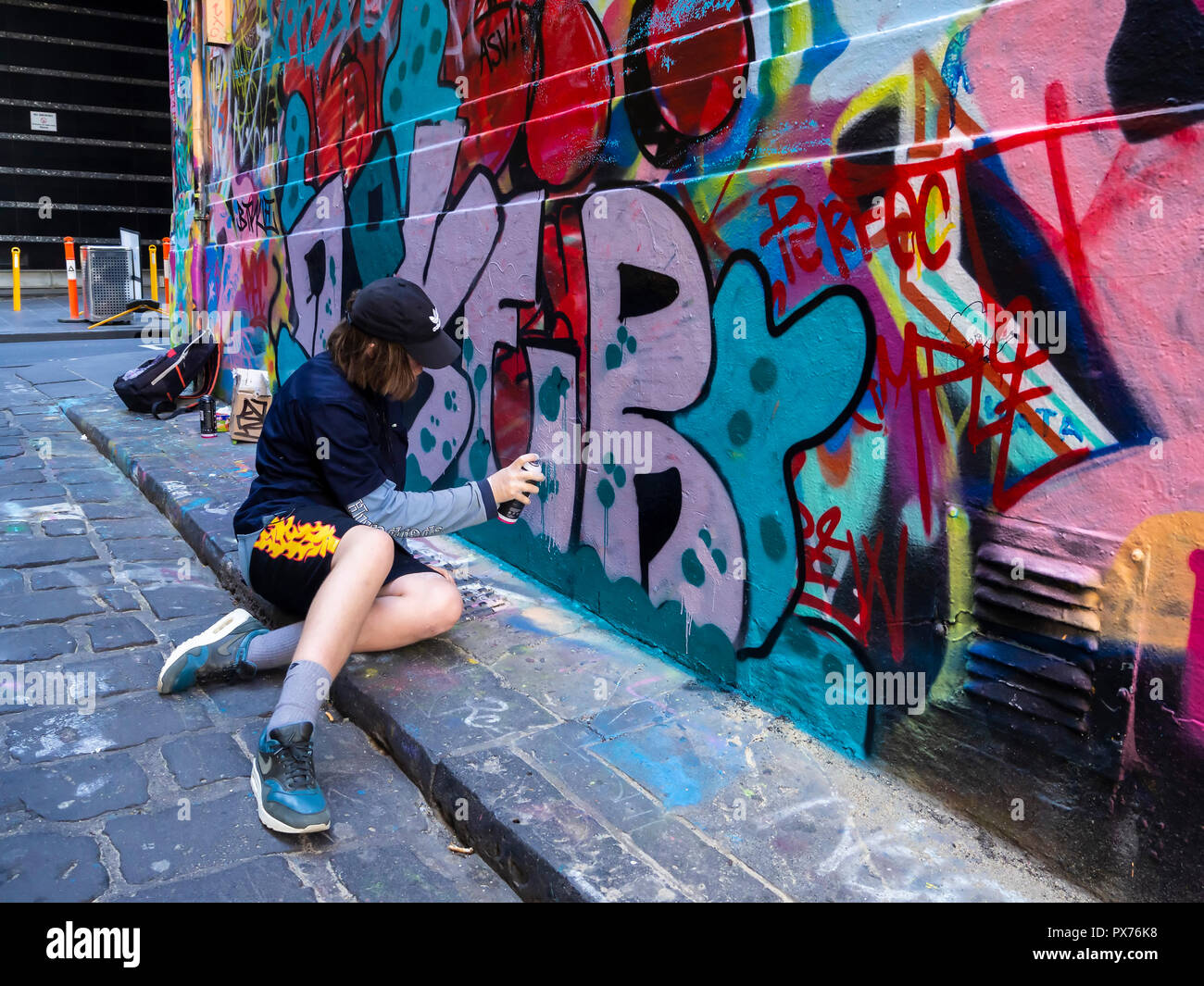 Street artist in Hosier Lane arbeiten; einer der kultigsten Melbourne Street Art lane Wege und eine touristische Attraktion. Stockfoto