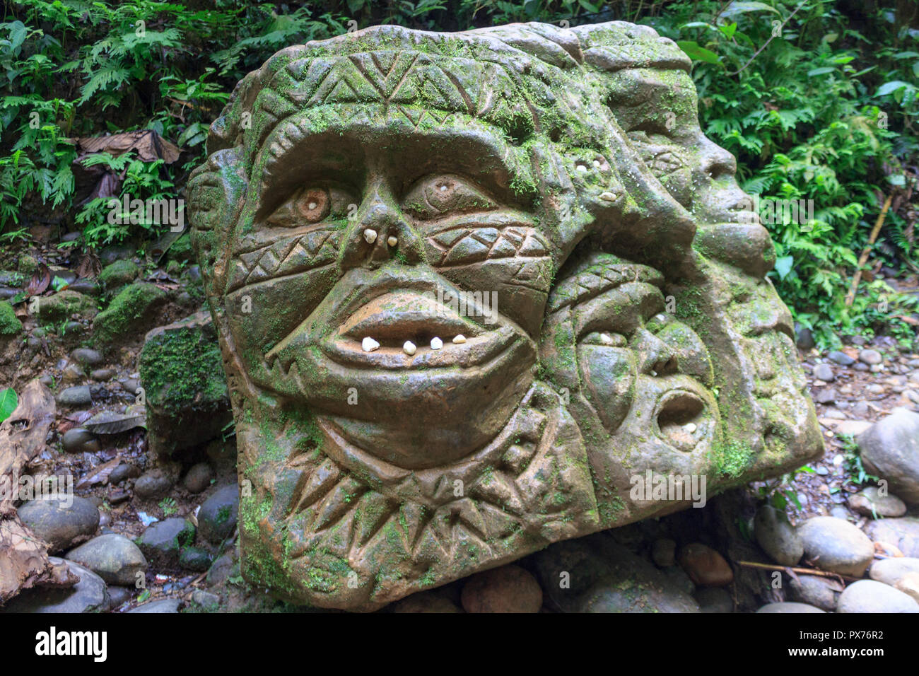 Indigene Statue im Amazonas Regenwald, Ecuador Stockfotografie Alamy
