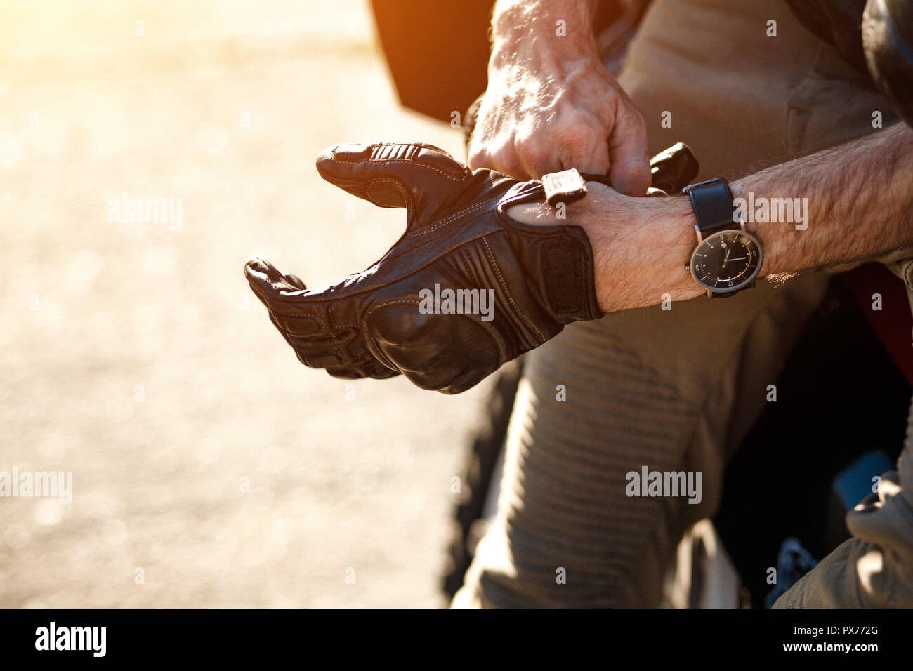 Das Anziehen der Handschuhe, ein Fahrrad zu fahren Stockfoto