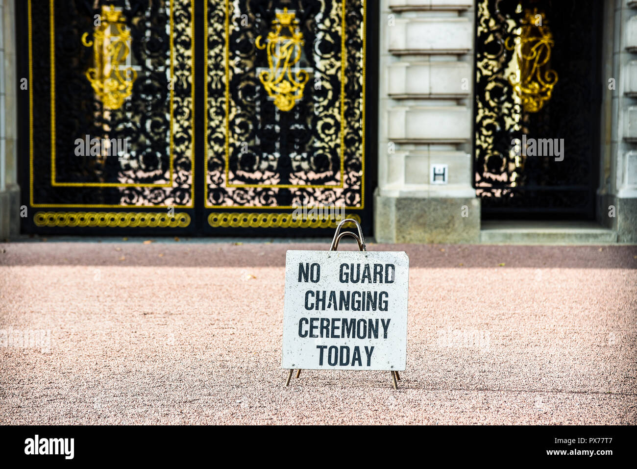 Keine Wachwechsel Zeremonie, keine Guard ändern Zeremonie heute unterzeichnen. Buckingham Palace, London, Großbritannien. Bekanntmachung über kein Ereignis. Tourismus. Nicht passiert Stockfoto