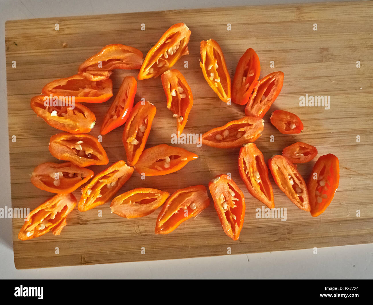 Schuss orange Naga Morich Paprika auf einem Schneidebrett Stockfoto