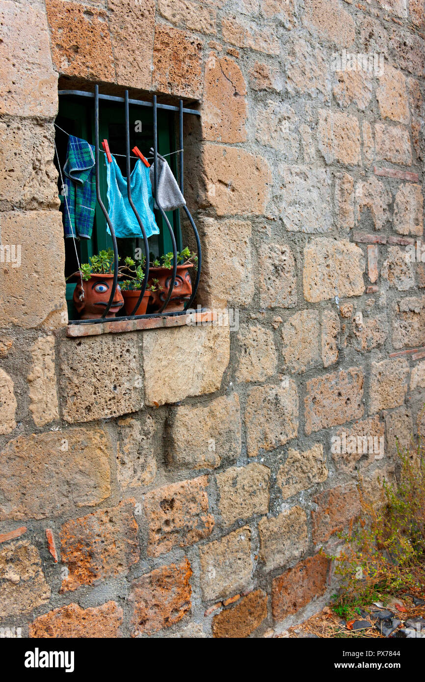 Handtücher und Blumentöpfe in Fenster mit Sicherheit Bars, Sorano, Provinz Grosseto, Toskana, Italien Stockfoto