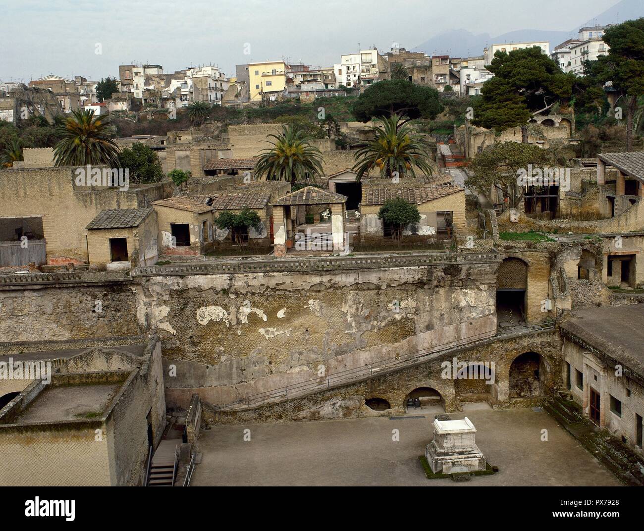 Herculaneum. Alte römische Stadt, die vom Ausbruch des Vesuv im Jahr 79 N.CHR. zerstört. Panoramablick. Im Vordergrund, Altar von M.Nonius Balbus. Italien. Stockfoto