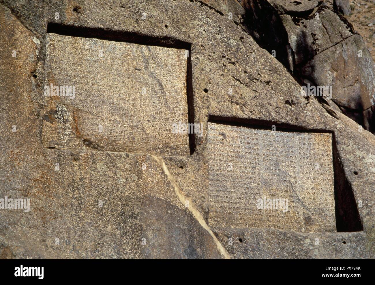 Ganjnameh. Antike Inschrift carved in Granit in Alvand Berg, von Darius dem Grossen (521-485 v. Chr.) (links) und von Xerxes der Große (485-465 v. Chr.) (rechts) in drei Sprachen, Alte persische, Neubabylonischen und Neo-Elamite. In der Nähe von Hamadan. Die Islamische Republik Iran. Stockfoto