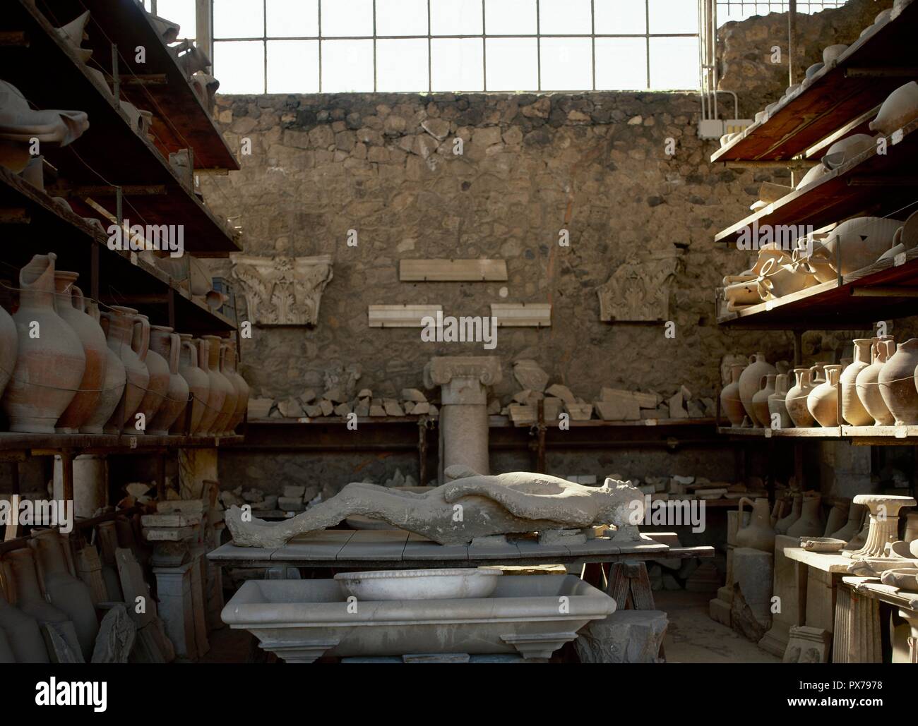 Antiquarium. Kleines Museum mit Resten der Stadt Pompeji nach dem Vesuv Eruption. Innenansicht. Keramik und Abgüssen des menschlichen Körpers. Pompeji. Italien. Stockfoto